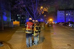 Zugführer Feuerwehr Hattersheim am Main mit Fahrzeugführern bei der Lagebesprechung