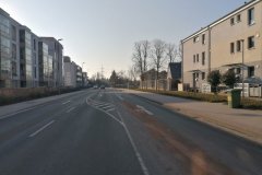 Verschmutzt Straße im Wohnviertel