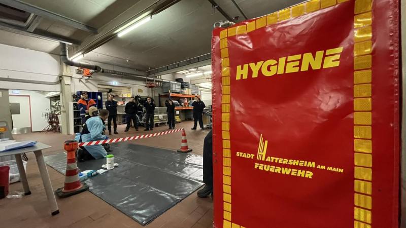 Übungsabend Hygieneplatz in der Fahrzeughalle