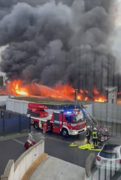 Großbrand eines Gewerbebetriebes in Kelkheim