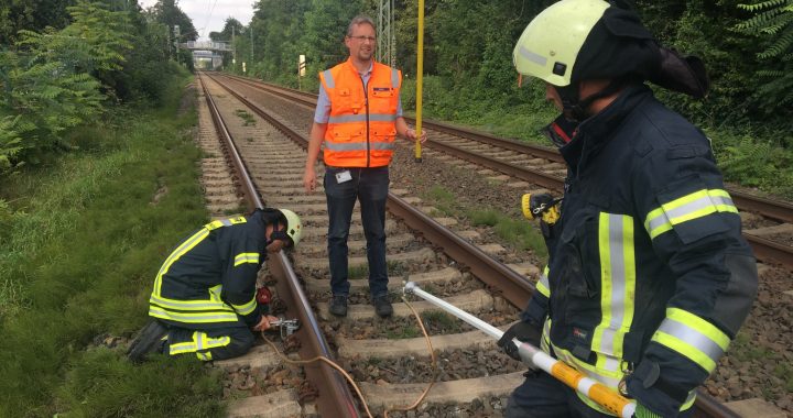 HZug1Y Person von Zug erfasst Feuerwehr Hattersheim